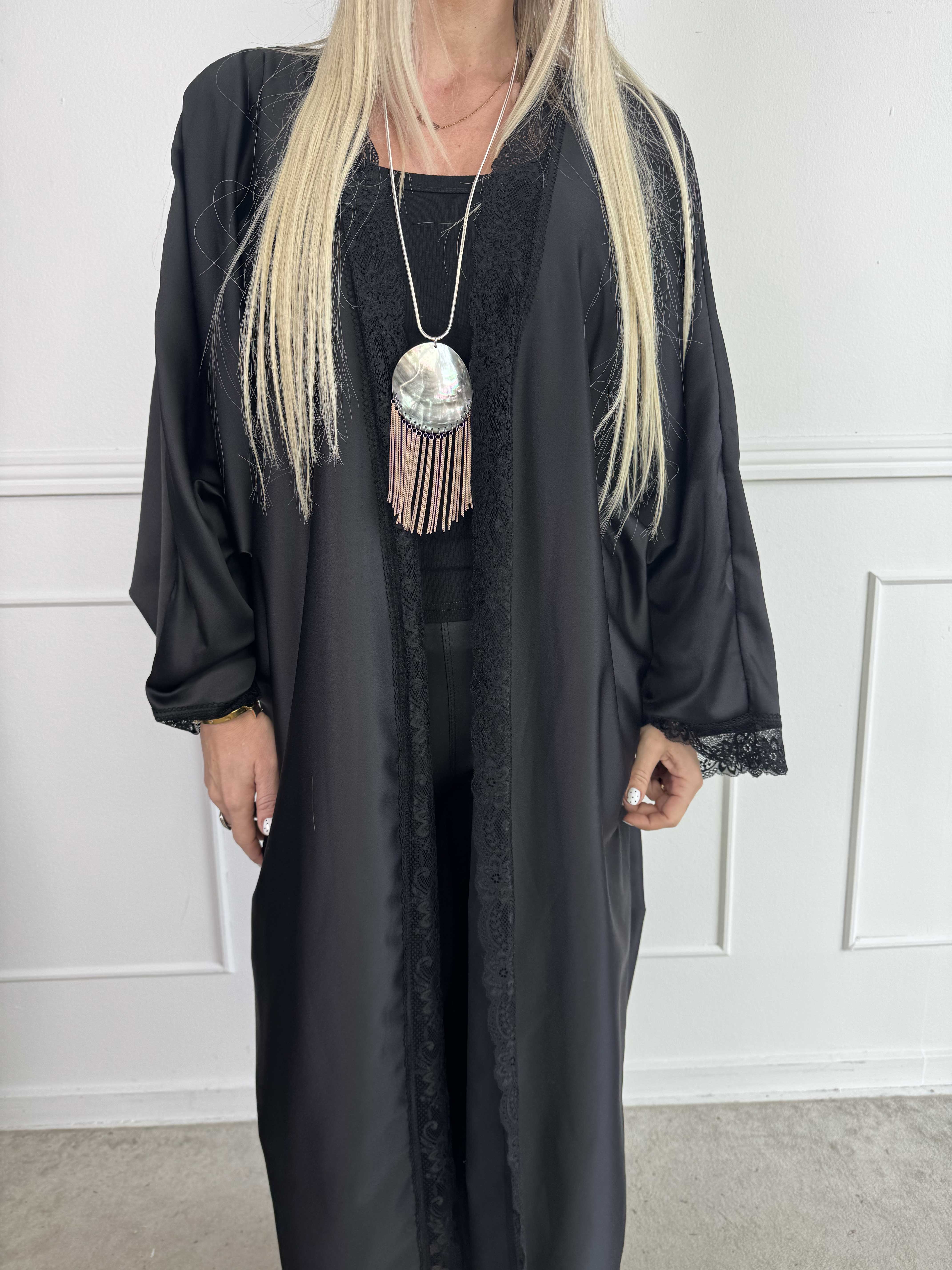 Deiene - Lang kimono i silkelook med elegant blondekant for et let og sofistikeret udtryk